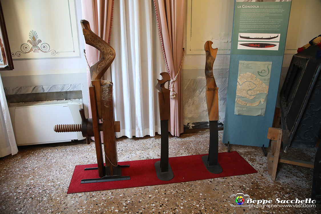 VBS_6881 - Villa Widman - Mira (Venezia).jpg - VILLA WIDMANN Villa Seriman, Widmann Rezzonico, Foscari, Costanzo è una villa veneta di Mira, situata lungo la Riviera del Brenta. Villa settecentesca in stile Rococo. Dopo la parentesi napoleonica la villa passò ai Widmann Rezzonico (che, forse, già la abitavano pur non essendone i proprietari). Nel 1883 venne aggiudicata all'asta a Francesco Somazzi; alla sua morte, nel 1896, il figlio Carlo la vendette a Giovanni Guolo e questi, nel 1897, la affittò a Pietro Foscari ed Elisabetta Widmann Rezzonico (quest'ultima discendente dei vecchi proprietari), i quali poi la acquistarono nel 1901. Passata al loro figlio Ludovico Foscari Widmann Rezzonico nel 1946, nel 1970 fu comprata dall'industriale Settimo Costanzo che la sottopose a un importante restauro. 